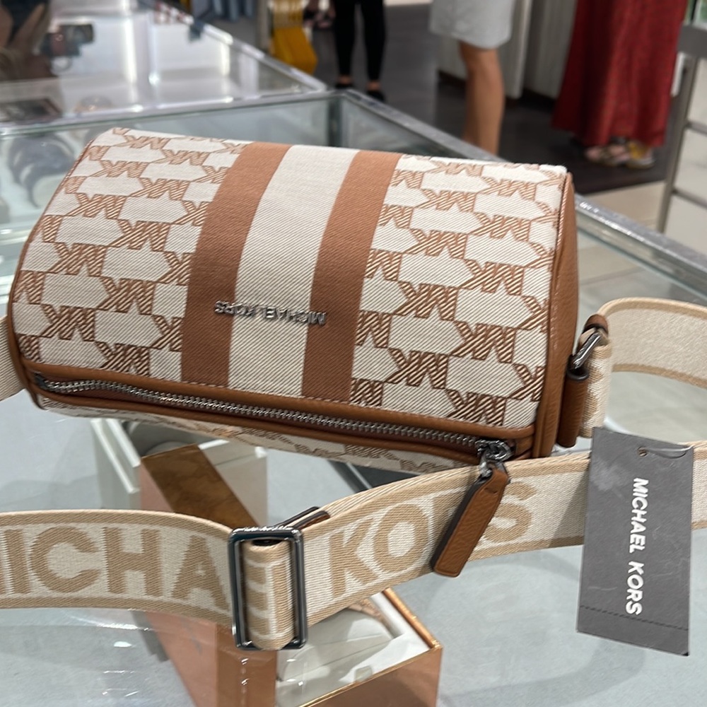 Michael Kors Men’s Women’s Cooper mini duffle xbody NWT 
Light Cream Multi 

NWT - Picture 8 of 16